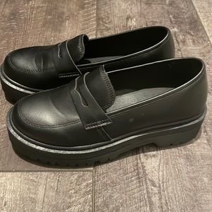 Lulus black flat form loafers